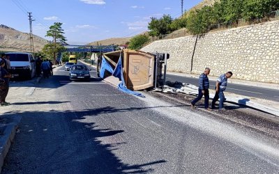 Facia Ucuz Atlatıldı; Kontrolden Çıkan Kum Yüklü Kamyon Devrildi