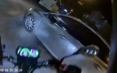 Motosiklet ile Otomobil Çarpıştı: Kaza Anı Kamerada