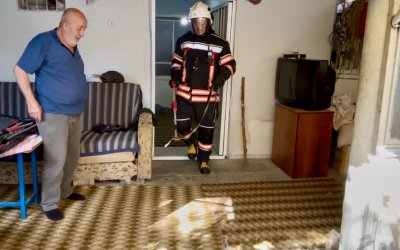 Eve Giren Yılanı İtfaiye Ekipleri Yakaladı