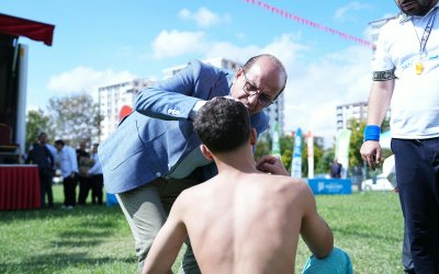 Başkan İlhan Geçit’ten Sakatlanan Güreşçiye İlk Müdahale