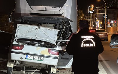 Malatya’da Otomobil Otobüsün Altına Girdi: 1’i Ağır 3 Yaralı