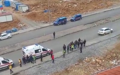 Malatya’da Maaş Çilesi Çatıya Taşındı: Alın Terinin Karşılığını Alamayan İşçiler İsyan Etti!