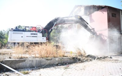 Yeşilyurt’ta Risk Oluşturan Metruk Bina Yıkıldı