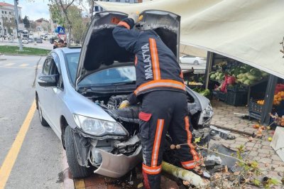 Sürücünün kontrolünü kaybettiği araç ağaca çarptı