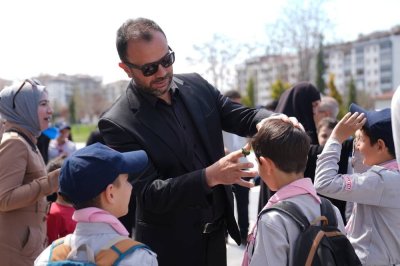 Çocuklar başlarına kına yakılıp Çanakkale'ye gönderildi