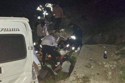 Minibüs şarampole yuvarlandı: 2’si ağır 8 yaralı