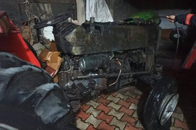 Park halindeki traktör yandı