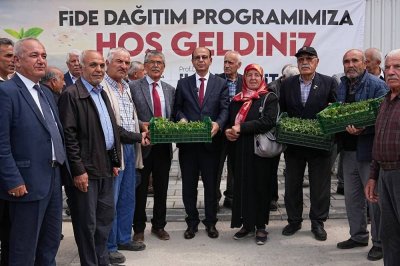 Yeşilyurt Belediyesi çiftçilere 250 bin adet sebze fidesi dağıttı