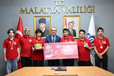 Teknofest şampiyonları Vali Yavuz'u ziyaret etti