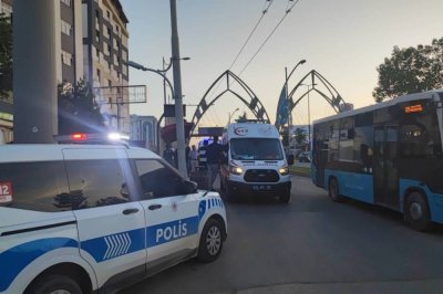 Otobüste başlayan tartışma durakta bıçaklı kavgaya dönüştü: 2 yaralı