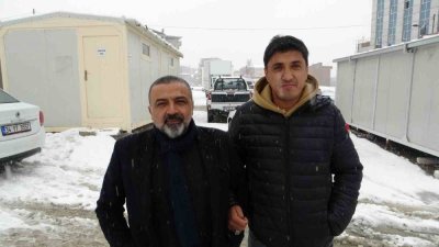 Yıkılan apartmanın enkazından, sosyal medyadan gönderdiği mesajla kurtuldu