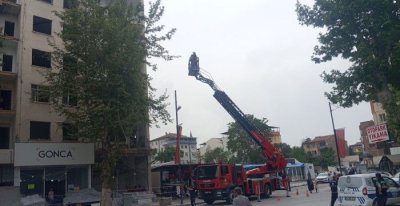 Ağır Hasarlı Binaların Çatısından Sarkan Bölümler İtfaiye Ekiplerince Söküldü