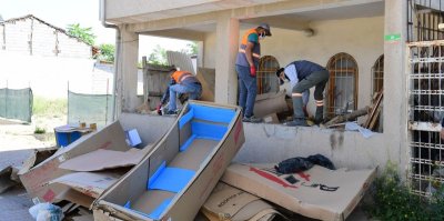 Yeşilyurt Belediyesi Ekipleri Çöp Evi Temizleyip, Dezenfekte Etti