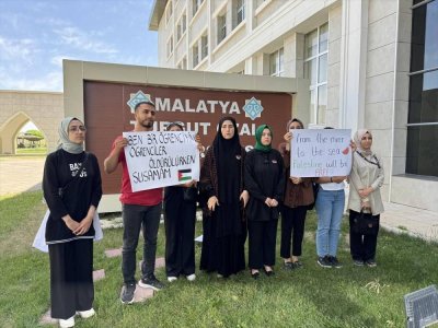 Üniversite öğrencileri İsrail'in Gazze'ye yönelik saldırılarını kınadı