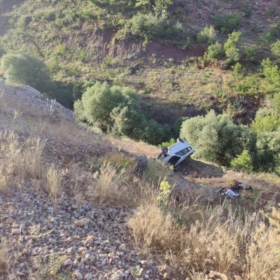 Hafif ticari araç uçuruma devrildi, 1 kişi öldü, 2 kişi yaralandı