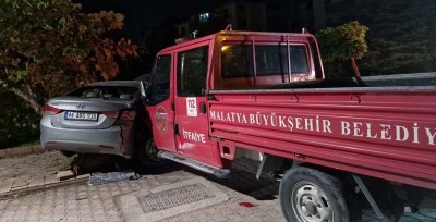 CHP İl Başkanının otomobiline İtfaiye aracı çarptı