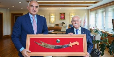 Bakan Ersoy, Cem Vakfı Malatya Şubesi Başkanı Eşref Doğan Dede ile görüştü