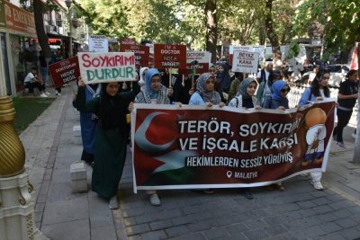 Sağlık çalışanları İsrail'in Filistin'e yönelik saldırılarını protesto etti