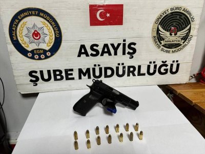 Aranan cinayet şüphelisi polise teslim oldu