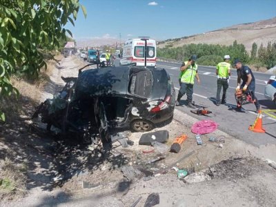 Malatya'da menfeze çarpan otomobildeki 3 kişi öldü, 1 kişi yaralandı