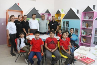 Malatya'da depremden sonra yapılan okula hayırseverlerden kütüphane desteği