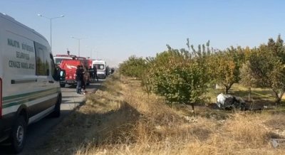 Devrilip alev alan otomobildeki 2 kişi öldü