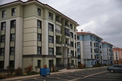 Vali Yavuz, Yeşilyurt'taki deprem konutlarında incelemelerde bulundu