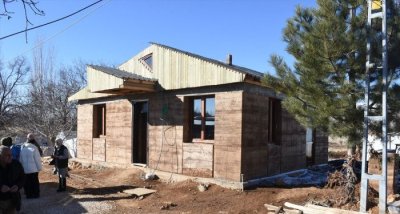 Malatya'da depreme dayanıklı kerpiç ev inşa edildi